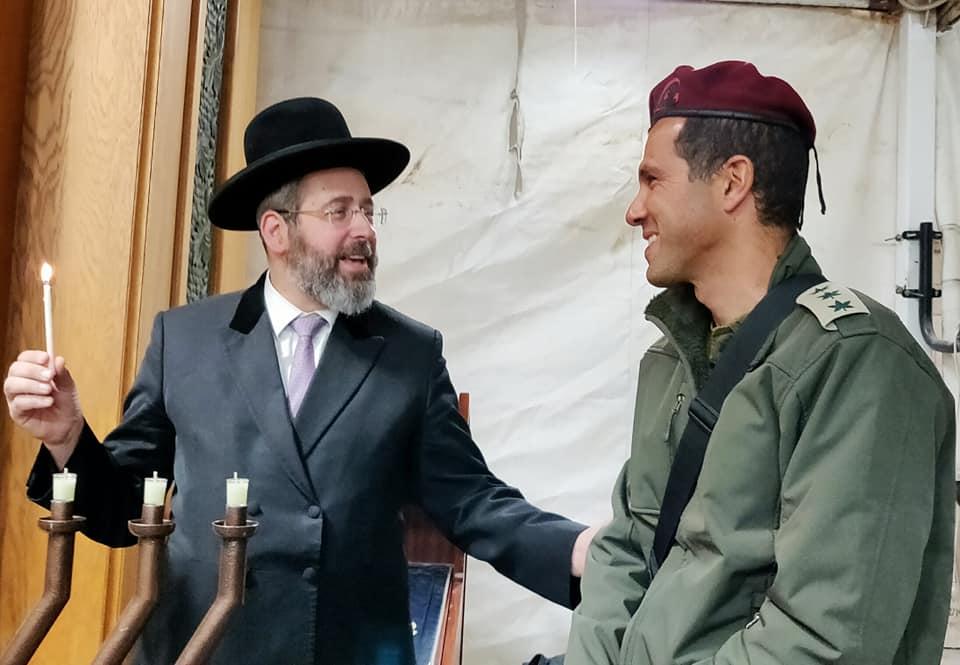 מעמד מרגש: הדלקת נר חנוכה במערת המכפלה  והכנסת ספר תורה לישיבת שבי חברון
