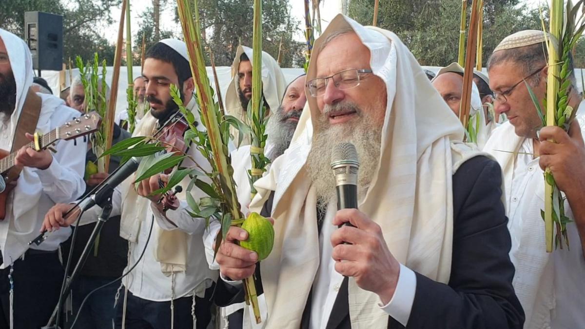 אלפי משתתפים בתפילת שחרית של חג עם הרב שמואל אליהו במערת המכפלה
