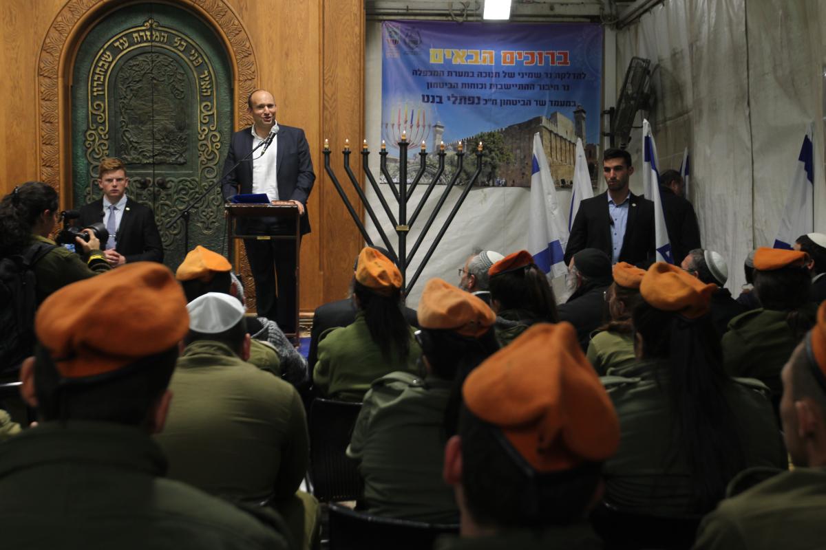 שר הביטחון בנט במערת המכפלה: “לו הגעתי לחיים הציבוריים כדי להקים עוד שכונה אחת בעיר האבות – דיינו”