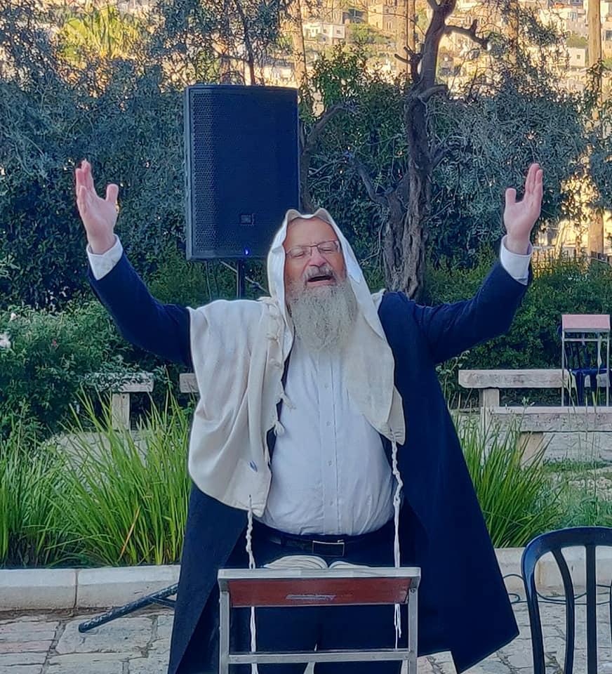 למרות הכל: תפילת שחרית-ותיקין של חג עם הרב שמואל אליהו במערת המכפלה