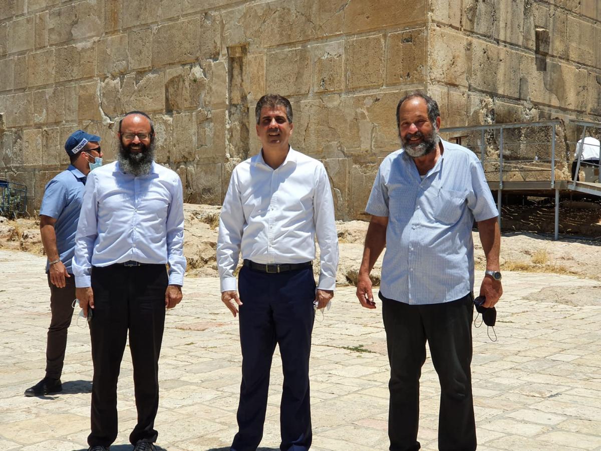 שרים וח”כים במפגן תמיכה בריבונות בעיר האבות