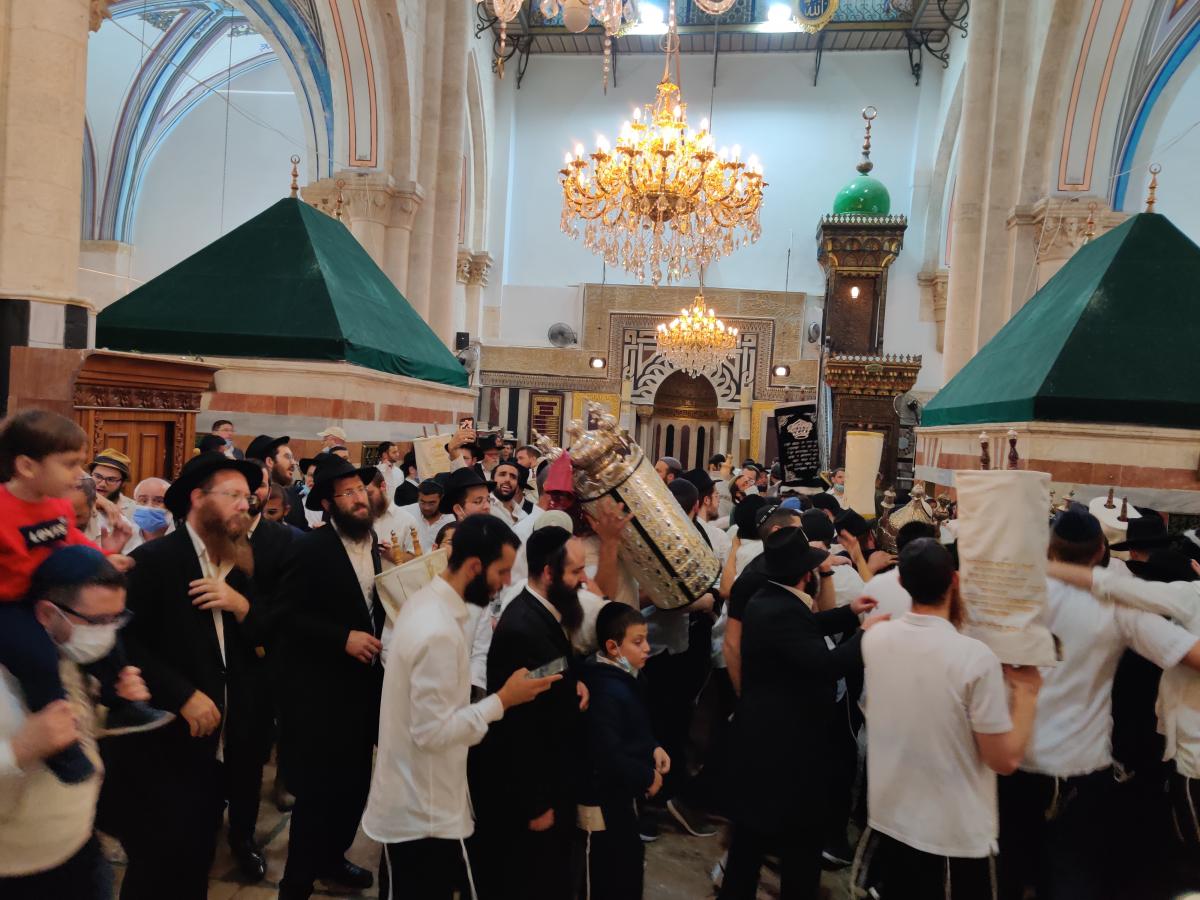 שמחה פורצת גבולות! אלפי חוגגים בהקפות שניות עם חב”ד במערת המכפלה