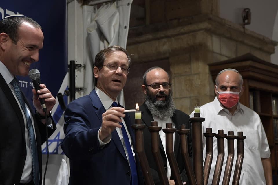 נשיא המדינה יצחק הרצוג הדליק נר ראשון של חנוכה במערת המכפלה