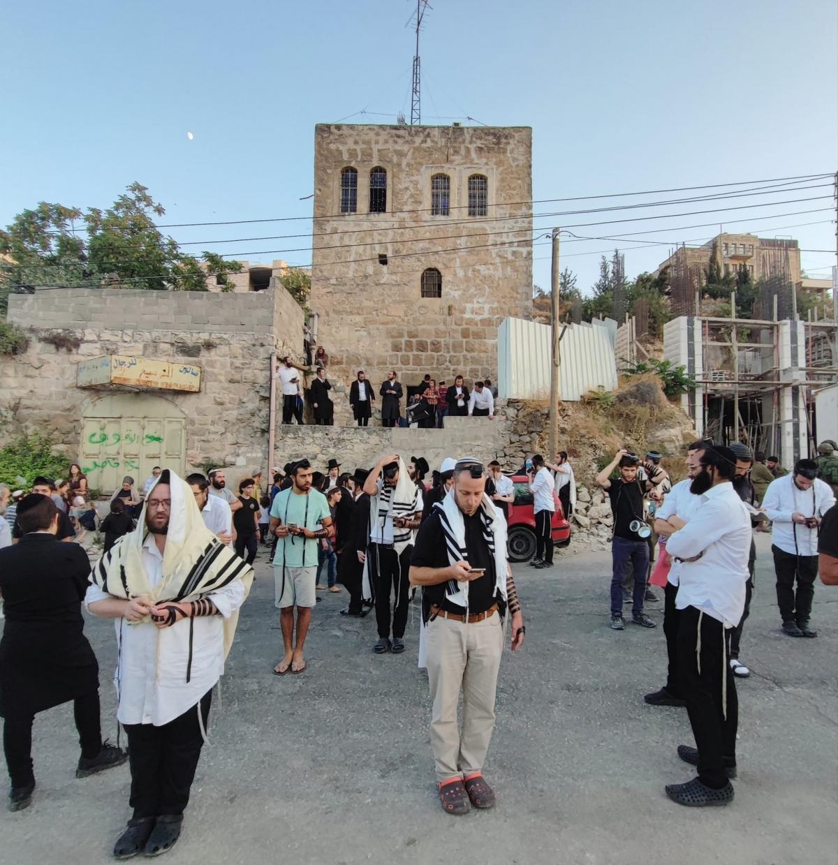 תשעה באב תשפ”ב: מאות מבקרים במערת עתניאל בן קנז