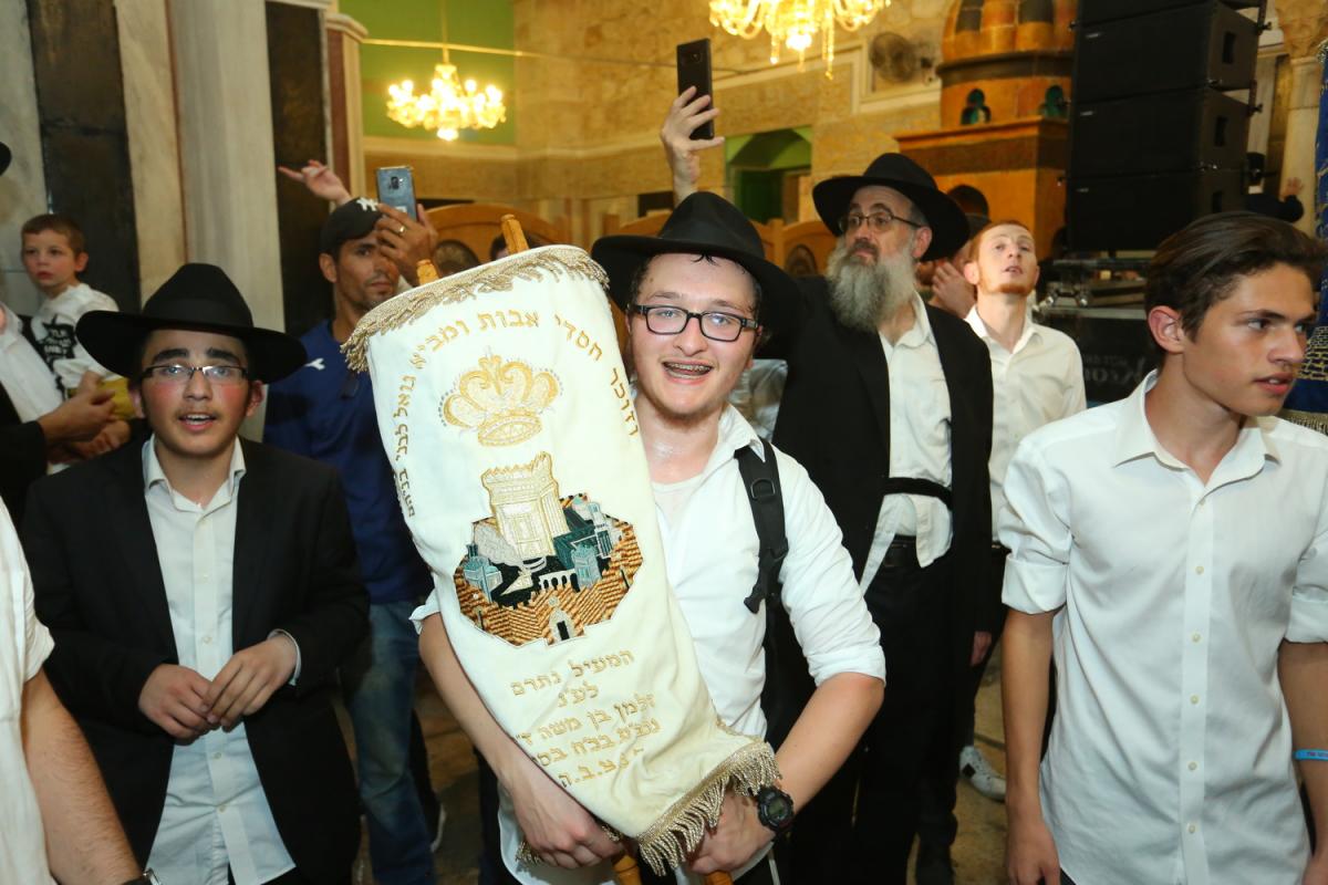 הקפות שניות במערת המכפלה, אולם יצחק פתוח!