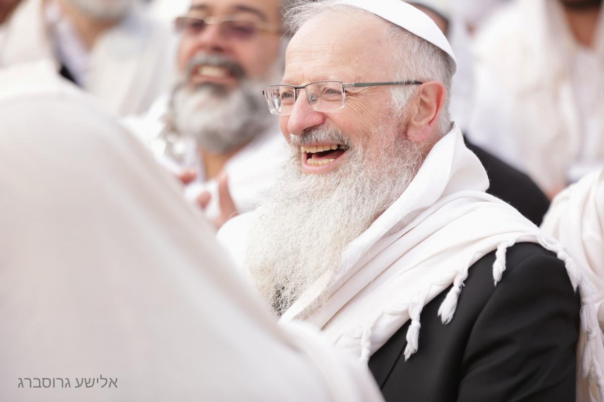 גם בחוה”מ פסח: תפילת ותיקין עם הרב שמואל אליהו במערת המכפלה!